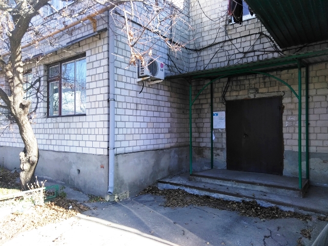 Продаю четырхкомнатную квартиру по улице ул. Артема